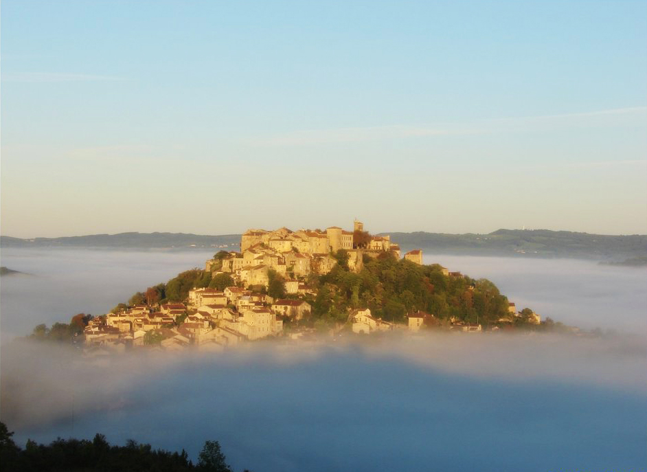 Cordes-sur-Ciel flottant sur les nuages © James Purdon