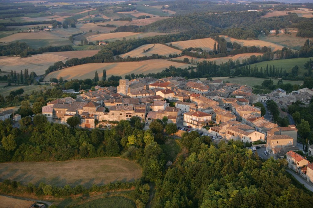 Castelnau de Montmiral au soleil couchant. ©CDT du Tarn