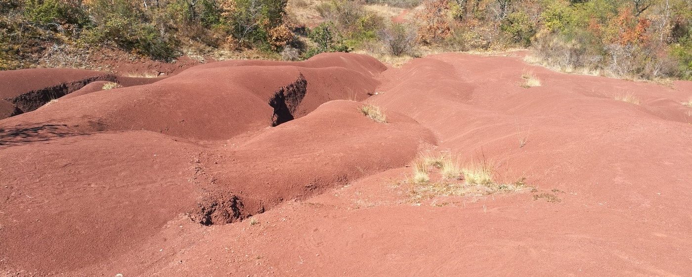 Les dunes rouges de Maraval dans le Tarn