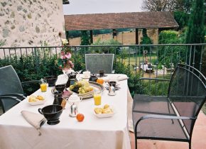 Moment de plaisir sur la terrasse au frais pour vos petits déjeuners